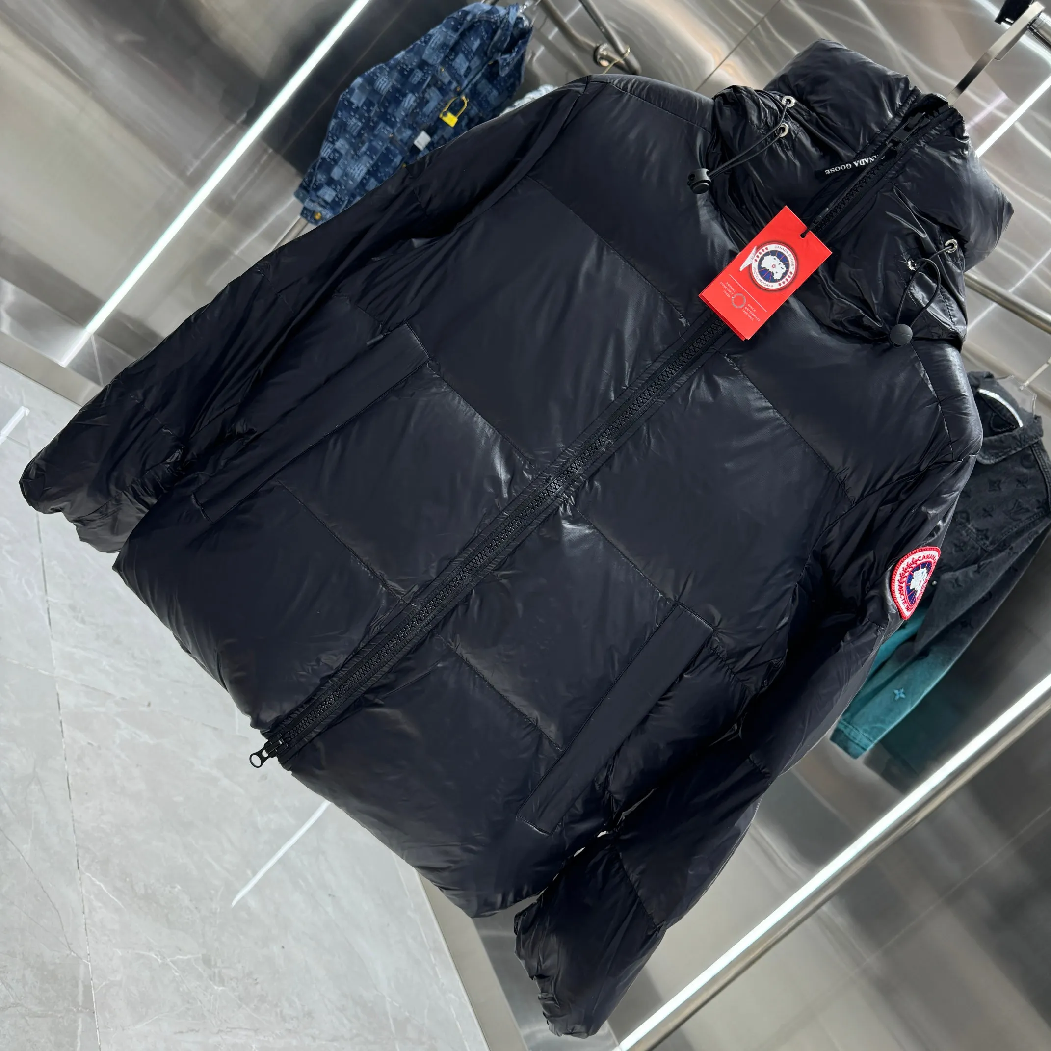 P500 𝘾𝘼𝙉𝘼𝘿𝘼 𝙂𝙊𝙊𝙎𝙀/Canada Goose Black Red Label Limited New Crofton Puff Down Jacket Pure Guangzhou Inspection 80 White Duck Down Filling‼  Top version, ceiling level‼ Crofton soft bread, the latest style in 2023, has a cold protection effect of up to level 4. It is made of recycled Feather-Light tear-resistant fabric. It is ultra-light and has no weight on the upper body at all! The unique black label highlights your temperament‼  Canada Goose, a Canadian brand, has always been recognized as the warmest down jacket. Various Instagram celebrities, Internet celebrities, and celebrities often wear it for street photos. I do Canada Goose every year, but I still can’t get rid of my love for geese. No matter how cold the winter is, there is no need to be afraid, because there are geese! Filled with 80% white duck down, Canada Goose is the legendary warmest down jacket and is known as a must-have for Arctic outdoor sports! The most popular down jacket in the world, celebrities are rushing to buy it, it is a must-have! Same style for men and women Color Black Size: M~XXL